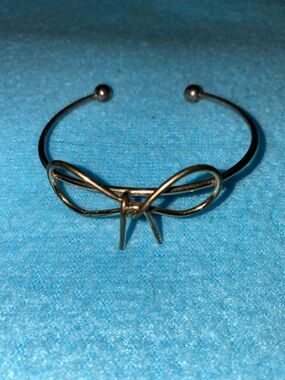 HAPPILY EVER AFTEN Magnolia cuff bow bracelet gold plated adjustable size OSFA